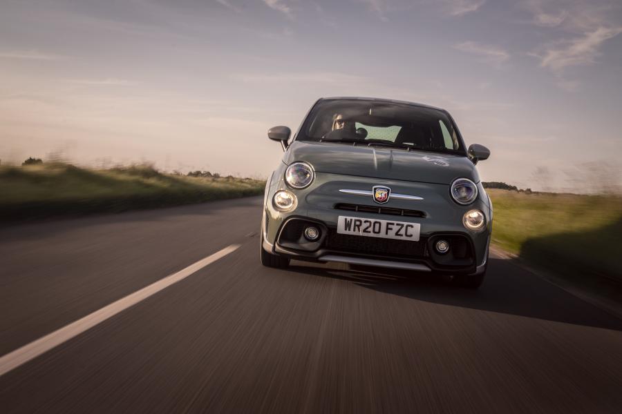  Abarth 695 70° Anniversario (312) 2019 года  (UK) (фото 8 из 26)